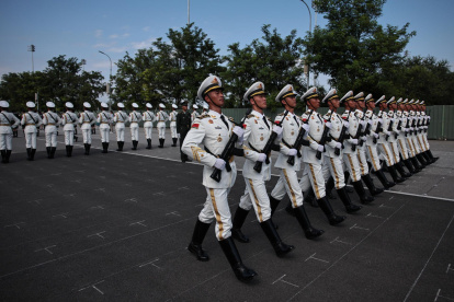 Soldados del Ejército Popular de Liberación (EPL) durante un ensayo en Pekín, China, el 20 de agosto de 2025, antes de un desfile militar.