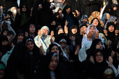 Mujeres iraníes rezan durante la oración por la lluvia en el santuario de Saleh, al norte de Teherán, Irán, el 14 de noviembre de 2025.