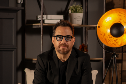 Julio Eterno nació en 2023 como un diálogo intergeneracional con artistas contemporáneos. Velasco, quien fue el primer músico invitado