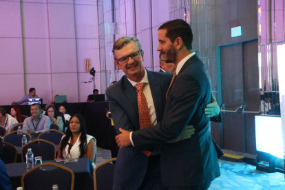 Juan Carlos Vega saluda al Roberto Luque, ministro de Infrestructura y Transporte, en el congreso inmobiliario Nóvara Living Latam, el martes 18 de noviembre de 2025.