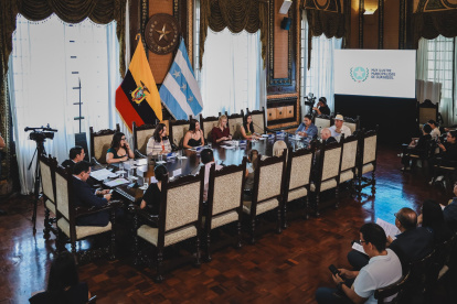 En la sesión extraordinaria del Concejo Municipal, Blanca López tomó la palabra para defender a la reina de Guayaquil saliente, Jennifer Tutivén.