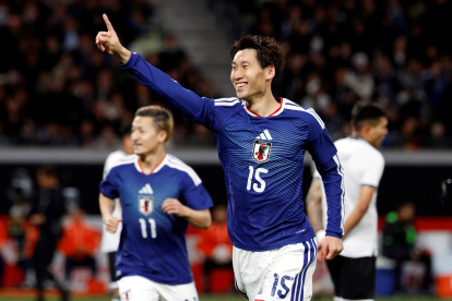 Kamada (c) anotó el primer gol de Japón en la goleada 3-0 ante Bolivia.