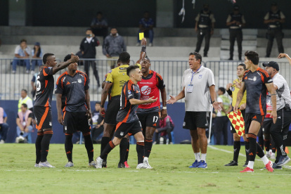 Jugadores y director técnico de Emelec reclamaron al árbitro Lenín Quiñónez, tras la expulsión de Alfonso Barco.