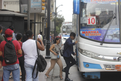 En los buses de transporte urbano, vendedores autónomos ofrecen diversos productos, desde caramelos hasta artículos de higiene personal.