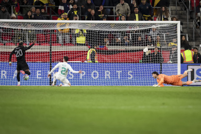 Nilson Angulo (i) marcó el primer gol de Ecuador ante Nueva Zelanda.