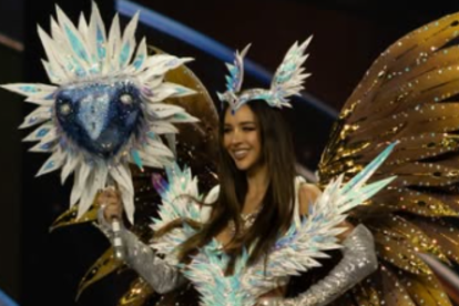 La Miss Ecuador, Nadia Mejía, desfila con su traje tipico.