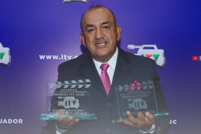 José Delgado con sus dos reconocimientos.