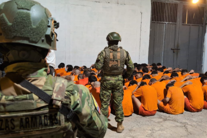 Militares resguardaron el operativo de traslado de reos desde la cárcel de Machala hacia un centro penitenciario en Guayaquil