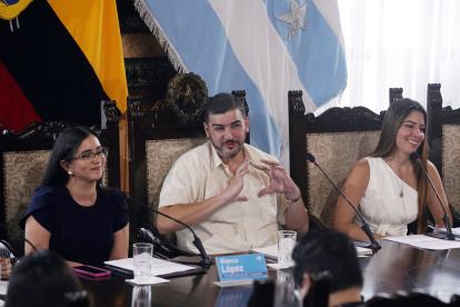 En mayo de 2025, el Concejo, presidido por Aquiles Álvarez, decidió que la Vicealcaldía de Guayaquil sea para Coronel.