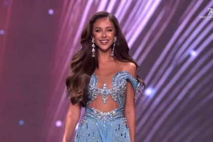 Nadia Mejía luce un vestido celeste en la competencia de gala en el Miss Universo 2025.