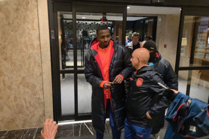 Willian Pacho a la salida del hotel de la Tri en Nueva Jersey.