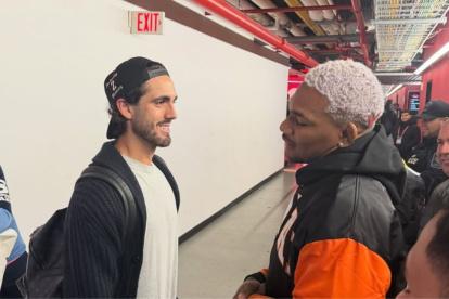 Leonardo Campana y Michael Morales al final del partido de Ecuador y Nueva Zelanda.