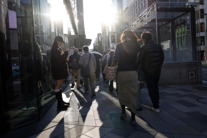 Turistas en un barrio comercial de Tokio, después de que China advirtiera a sus ciudadanos contra futuros viajes a Japón.