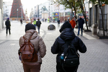 Personas abrigadas pasean por el centro de Madrid, este miércoles. Continúa el frío en Madrid con temperaturas mínimas en los 0 grados y heladas débiles en el extremo oriental y en la Sierra, donde podrán ser moderadas en zonas altas, según la predicción de la Agencia Estatal de Meteorología (Aemet).
