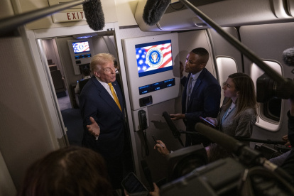 El presidente de Estados Unidos, Donald Trump, habla con miembros de la prensa a bordo del Air Force One el 14 de noviembre de 2025 durante un vuelo desde Washington.