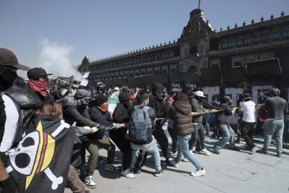 Personas participan en una manifestación el 15 de noviembre de 2025 en la Plaza de la Constitución en Ciudad de México (México).