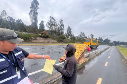 Inspectores de la AMC retiraron ventas informales ubicadas en la Ruta Viva y la avenida Simón Bolívar.