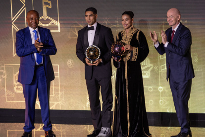 Salé (Marruecos), 19/11/2025.- Los marroquíes Achraf Hakimi y Ghizlane Chebbak posan para una foto tras recibir los premios al mejor jugador africano masculino y femenino, respectivamente, durante la ceremonia de los Premios de la Confederación Africana de Fútbol (CAF) 2025, celebrada en Rabat, Marruecos, el 19 de noviembre de 2025. Los Premios CAF reconocen el desempeño excepcional de futbolistas, entrenadores y equipos africanos durante el último año.