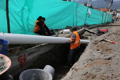 En Cumbayá se interviene la red de alcantarillado. Uno de los problemas en esa parroquia, y Tumbaco, son las constantes fugas de agua.