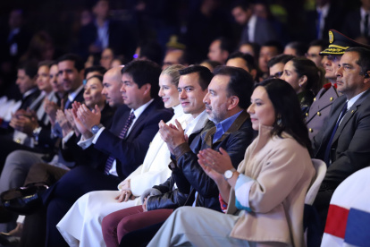 Acto. El presidente Daniel Noboa y el alcalde Pabel Muñoz durante la serenata del 2024.