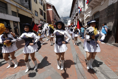 Bastoneras desfilaron este 19 de noviembre por las calles del Centro de Quito.