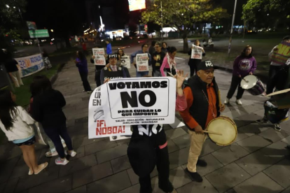 En la avenida de Los Shyris y Naciones Unidas se congregaron ciudadanos a favor del NO, en la consulta popular, la noche del 16 de noviembre del 2025.