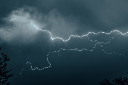 Fuertes lluvias y tormentas afectan varias regiones del país, según alerta del INAMHI.