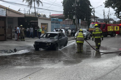 Vehículo se calcinó en la vía.