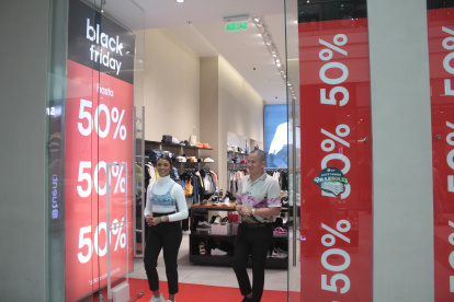 Los locales comerciales aplican descuentos de hasta el 80 % para atraer clientela.