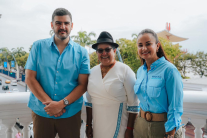 Aquiles Álvarez (i), alcalde de Guayaquil; Lourdes Tibán, prefecta de Cotopaxi; y Marcela Aguiñaga, prefecta del Guayas, en el Palacio Municipal de Guayaquil.