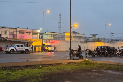 Un dron que sobrevolaba la cárcel de Machala fue detonado de manera controlada por la Policía Nacional.