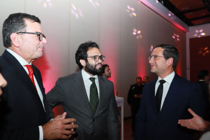 Edgar Lama (centro) aprobó el pasado 13 de noviembre el inicio de una millonaria contratación para mopdernizar el Sistema de Administración y Gestión en Salud (SAGS)