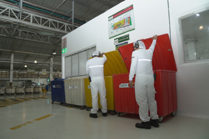 Trabajadores en una de las plantas de la empresa Nestlé.