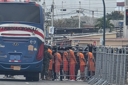 Más de 85 reos fueron trasladados este 20 de noviembre bajo fuerte resguardo policial y militar.