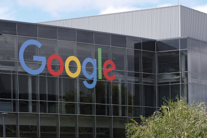 Un cartel de Google en el Googleplex, el complejo que alberga la sede corporativa de Google y su empresa matriz, Alphabet Inc., en Mountain View, California (EE.UU.).