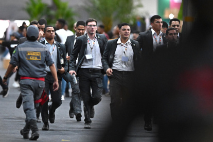 Personas evacuan la zona de negociaciones de la COP30 este jueves, en Belém (Brasil).