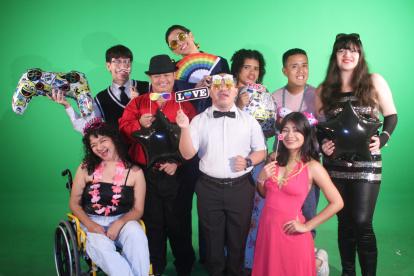 Son nueve miembros que forman parte de "Dormíamos Bailando", una obra que explora de cerca lo sensorial.