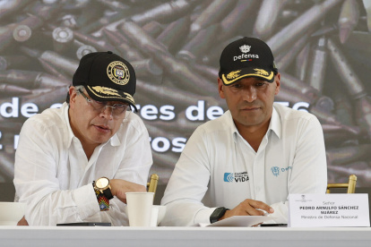 Fotografía del 15 de octubre de 2025 del presidente de Colombia, Gustavo Petro (i), y el ministro de Defensa, Pedro Sánchez.
