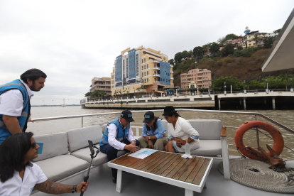 La prefecta Marcela Aguiñaga, haciendo un recorrido con su homóloga de Cotopaxi, Lourdes Tibán.