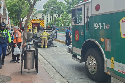 Un vehículo quedó volcado tras accidentarse en las calles Chile y General Gómez, en el centro sur de Guayaquil, la mañana de este jueves 20 de noviembre.