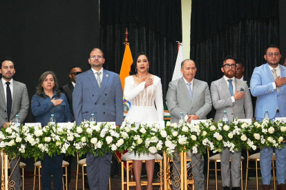 La prefecta Roberta Zambrano junto al ministro Jhon Reinberg y otras autoridades provinciales durante la sesión solemne por la provincialización.