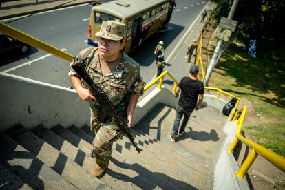 Foto que muestra a integrantes de las Fuerzas Armadas de Perú custodiando las calles en Lima (Perú).