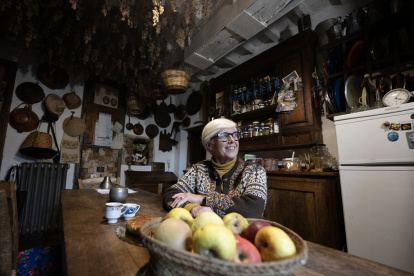 Isabella Dalla Ragione posa en su cocina con una canasta de manzanas de la colección de huertos de la fundación Archeologia Arborea, el 7 de noviembre de 2025.