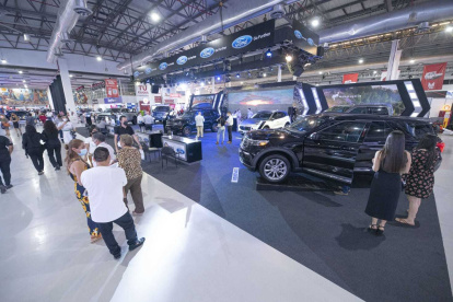 Una foto referencial de una feria de carros.