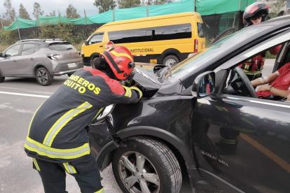 Dos personas que viajaban en el vehículo resultaron heridas.