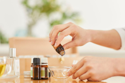 Un estudio internacional y trabajos de ESPOL revelan la eficacia real de aceites esenciales para tratar acné, inflamación y envejecimiento.