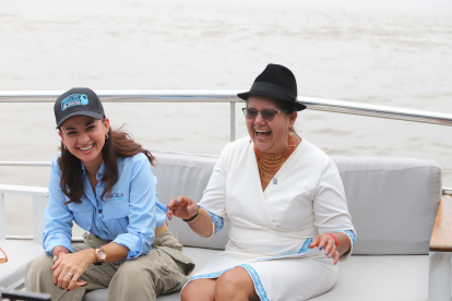 Marcela y Loudes, en un recorrido por el río Guayas.
