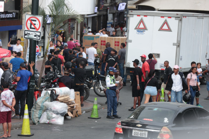 Escenario. Desde desechos acumulados hasta motocicletas sobre las aceras y personas libando, son escenas comunes frente al malecón.
===