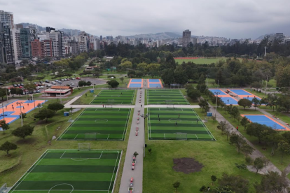Una de las obras de repotenciación en parques de la ciudad que exhibe la Alcaldía es el trabajo realizado en las canchas de La Carolina.