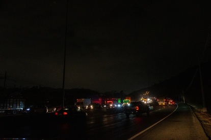 Varias luminarias se encuentran en mal estado a lo largo de la vía Perimetral, sobre todo en el tramo que se extiende desde el sector Prosperina hasta Tres Bocas.

FOTOGRAFO: FRANCISCO FLORES

PERIODISTA: ANDRES GARCIA

FECHA: 19-11-2025


AG-EXTERNOS